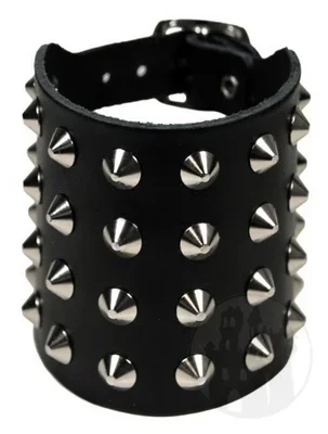 Armband 4-reihig mit Spitznieten