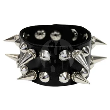 Armband mit Killernieten und Spitznieten
