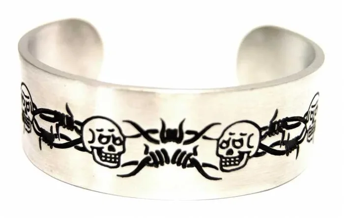 Armspange – Stacheldraht und Totenkopf