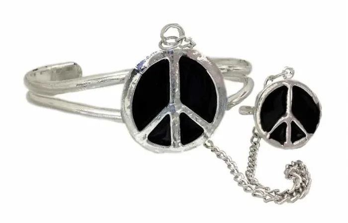 Armspange und Ring – Friedenszeichen