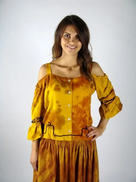Batikbluse mit Perlmuttknöpfen und Stickereien