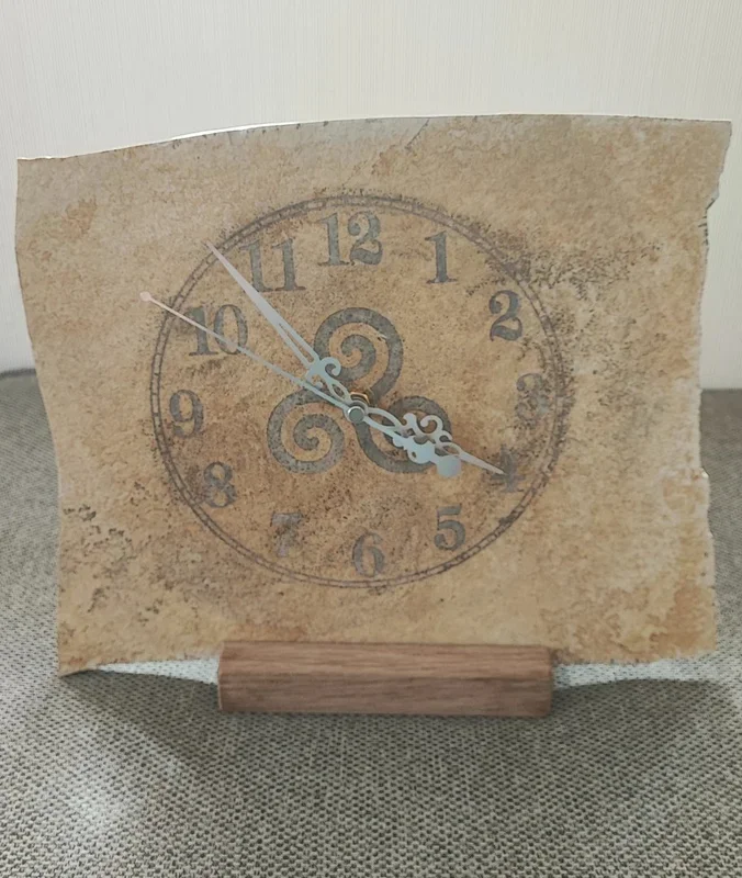 BDSM Uhr Triskele Naturstein