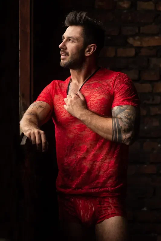 Brave T-Shirt aus Spitze in Rot