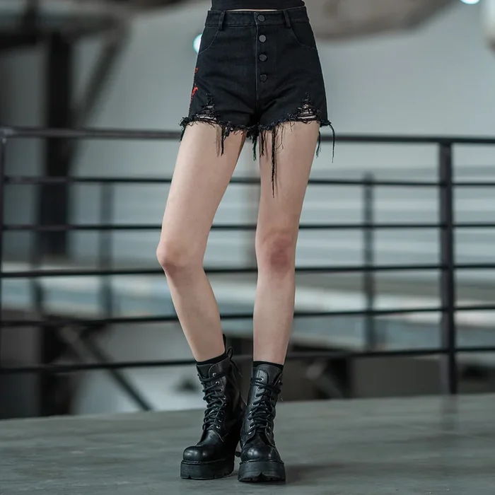 Denim Shorts mit distressed Saum