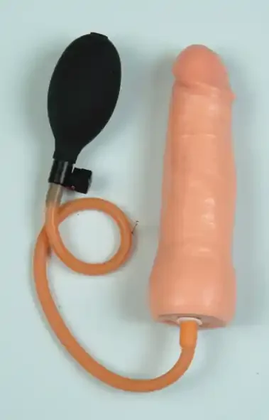 Dildo mit Pumpe in natürlichem Design