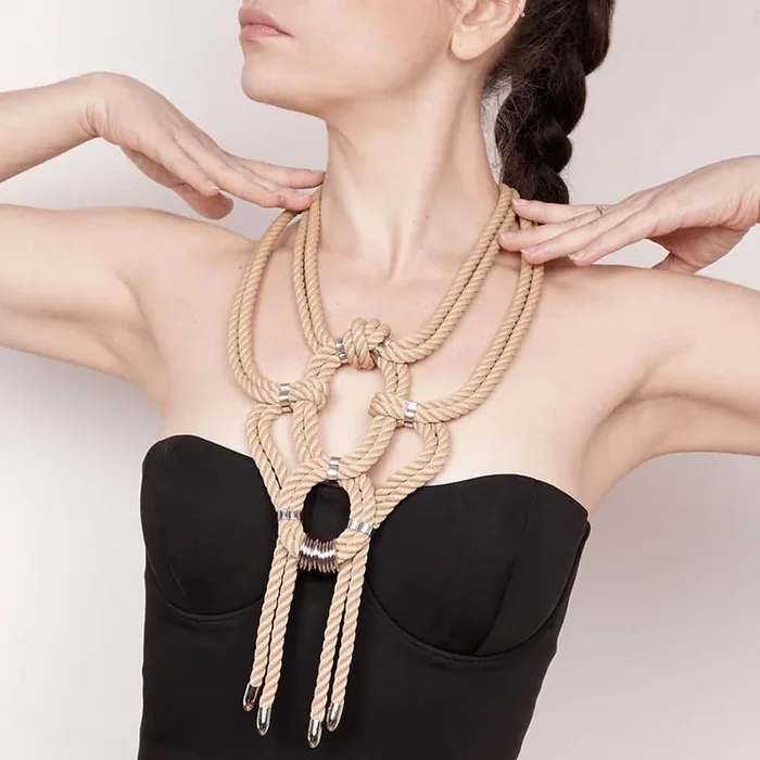 FIGURE OF A Resu Collier Beige