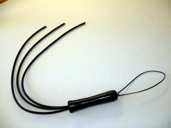 Gummi GENUSSPEITSCHE -Triple Pain- 6 mm mit Holzgriff