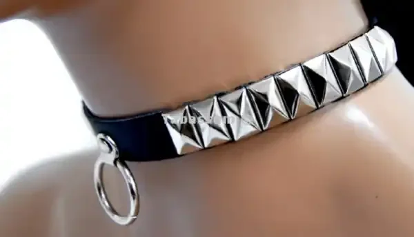 Halsband mit einem Ring und Nieten
