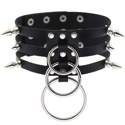 Halsband mit Nieten und Ringen