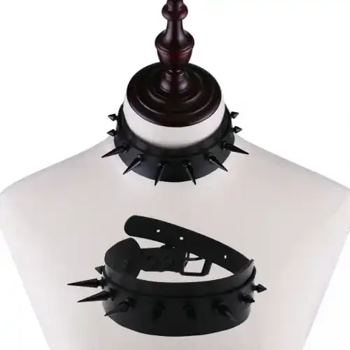 Halsband mit Spikes (Farbe Schwarz)