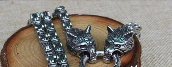 Halskette mit Wolf Kopf und Ring der O