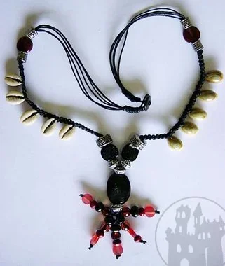 Halskette Voodoo mit Kaurimuscheln