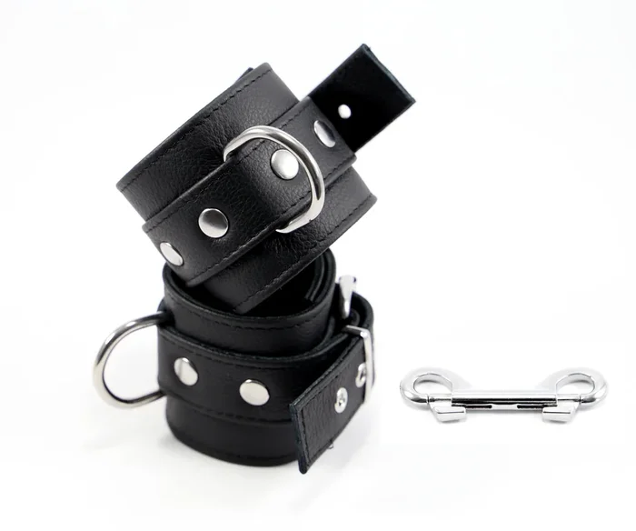 Handfesseln mit Doppelkarabiner