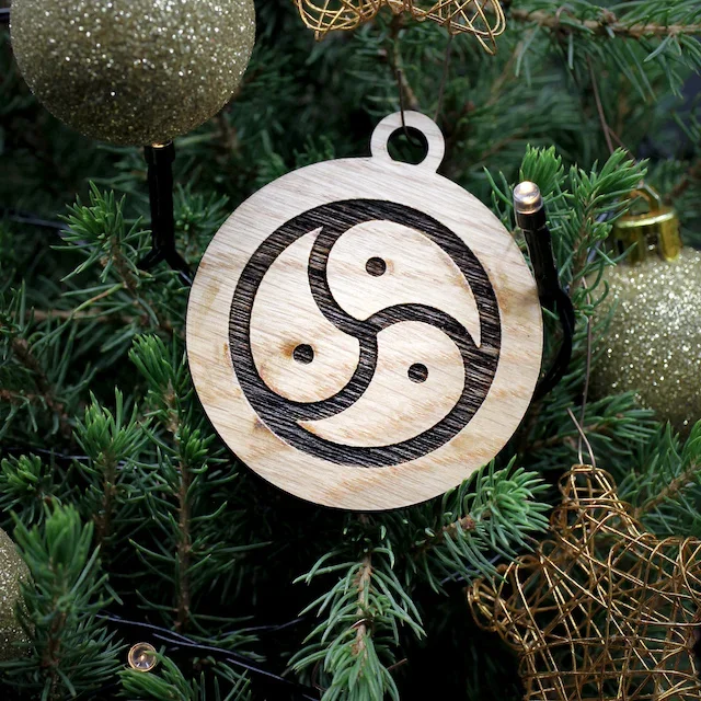 Holz Christbaumkugel Triskele – penumbra