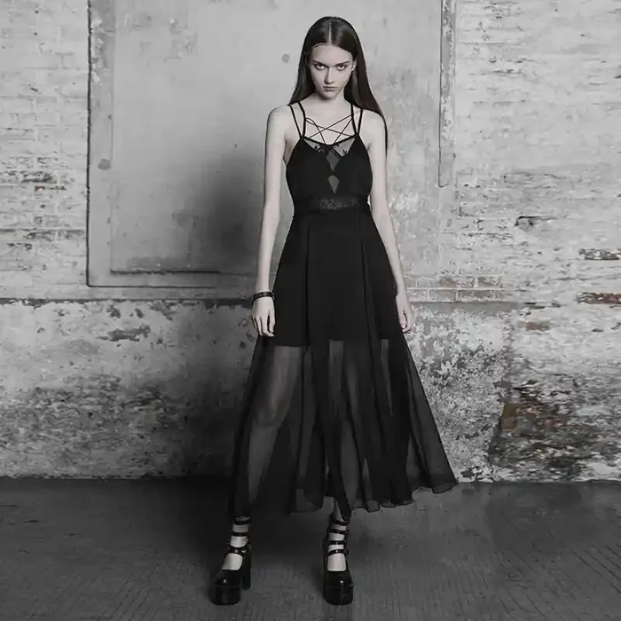 Kleid im Dark-Boho-Stil