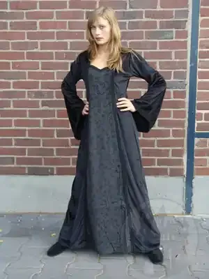 Kleid mit besticktem Einsatz