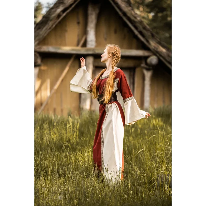 Kleid mit Bordüre