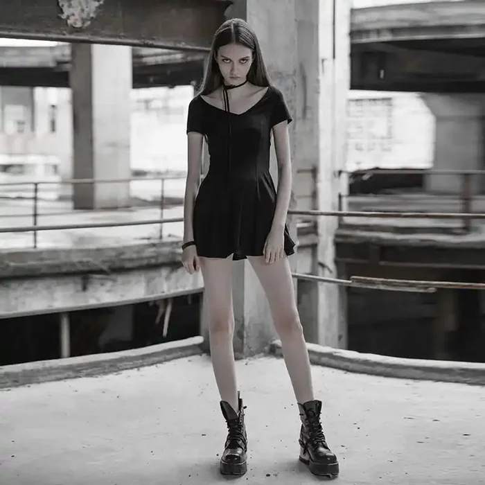Kleid mit tiefem Scoop-Ausschnitt