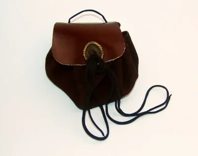 Kleine Ledertasche mit Schnur