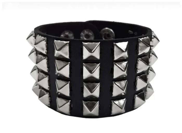 Kunstlederarmband mit kleinen Pyramidennieten