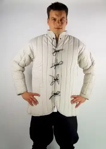 Kurzer, taillierter Gambeson