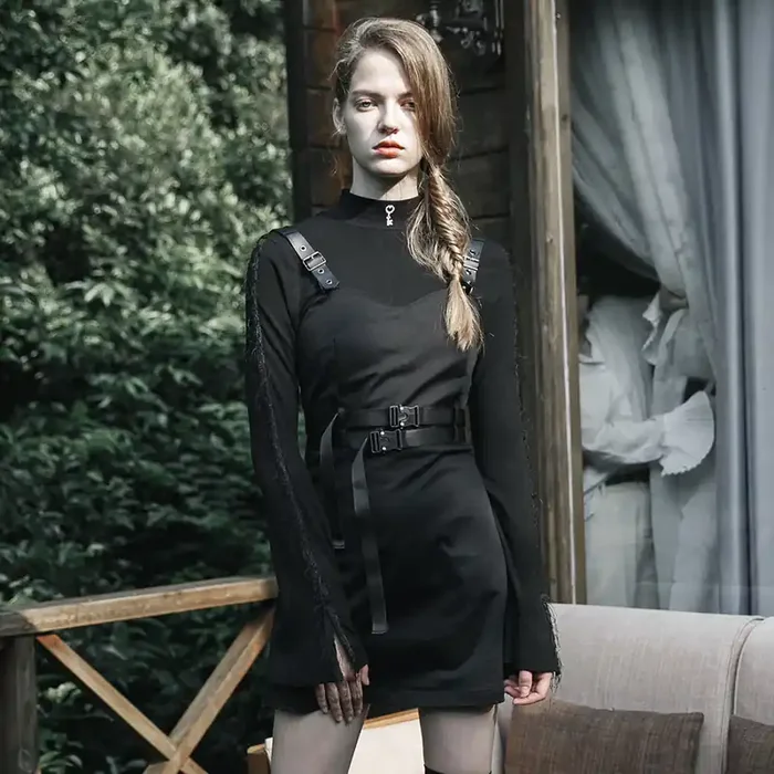 Kurzes Kleid mit Taillengürtel