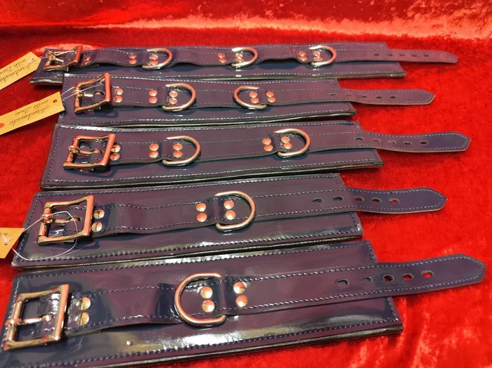 Lackleder Fessel Set in elegantem blau