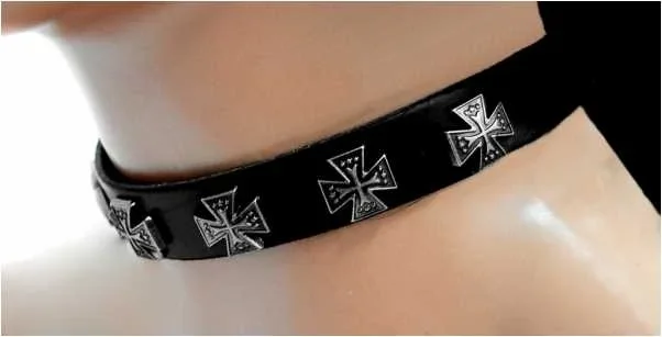 Leder Choker mit eisernen Kreuzen