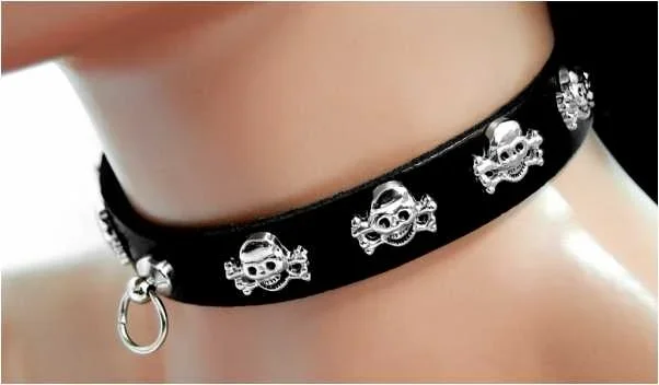 Leder Choker mit Totenköpfen und Ring