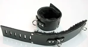 Leder Handfesseln mit Fleecefutter und D-Ring