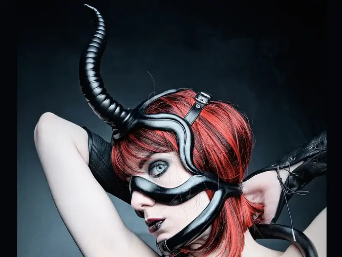 Leder Maske – mit Zaumzeug und langem Horn