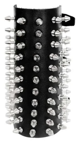 Lederarmband mit 81 Killernieten
