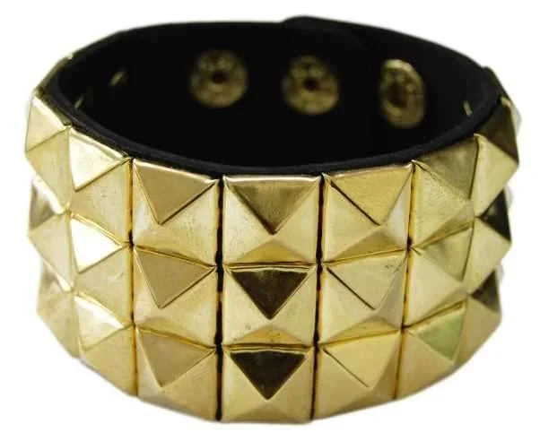 Lederarmband mit drei Reihen Goldene Pyramidennieten