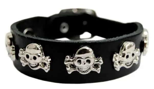 Lederarmband mit kleinen Totenpofnieten
