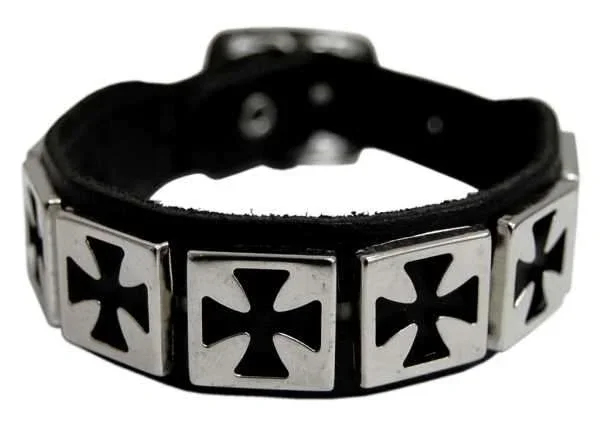 Lederarmband mit Kreuzen