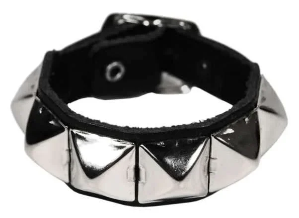 Lederarmband mit Pyramidennieten