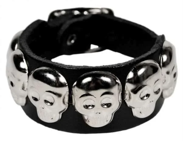 Lederarmband mit Totenkopfnieten