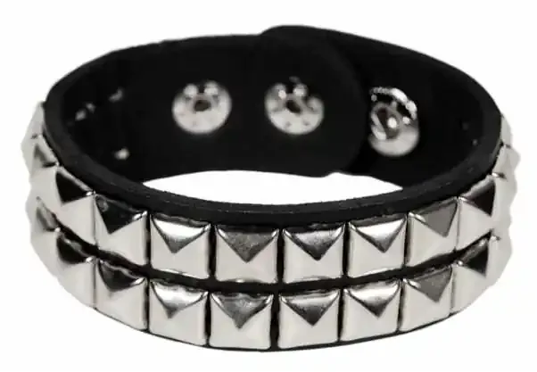 Lederarmband mit zwei Reihen Pyramidennieten