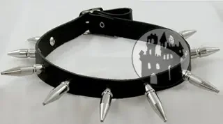 Lederhalsband mit Killernieten