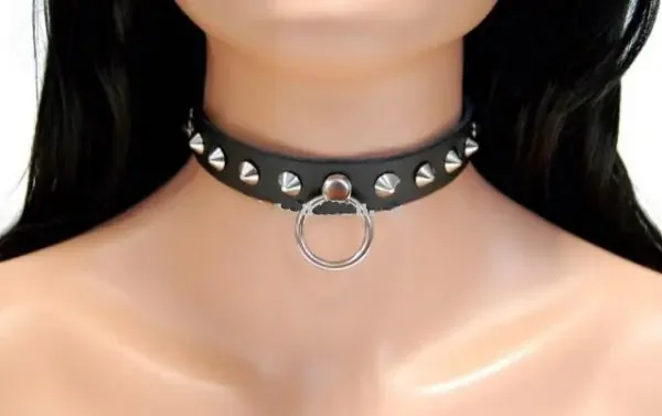 Lederhalsband mit O-Ring und Spitznieten