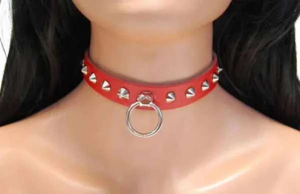 Lederhalsband mit O-Ring und Spitznieten rot