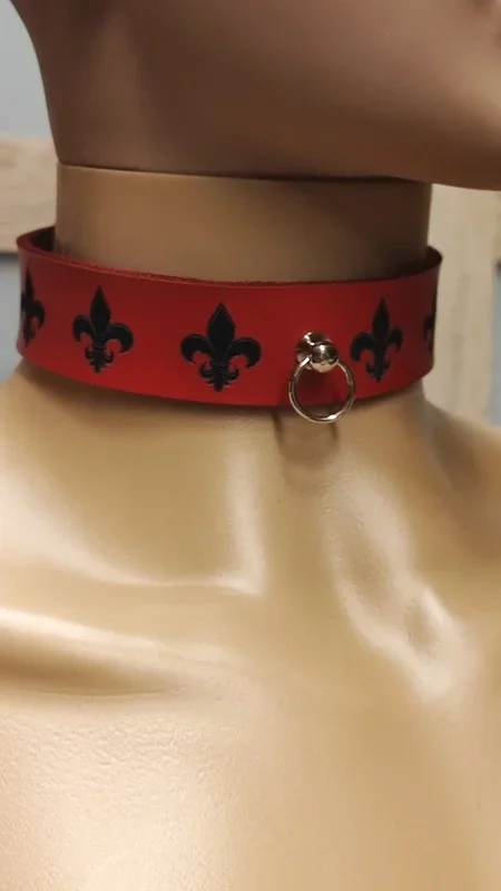Lederhalsband rot mit Lilie und kleinem Ring