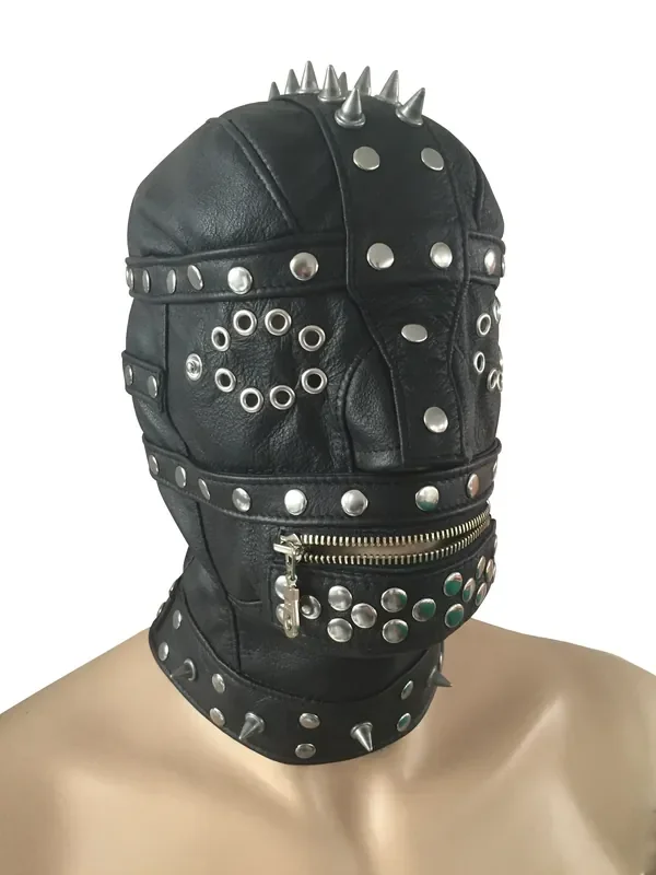 Ledermaske mit Nieten und Spitznieten