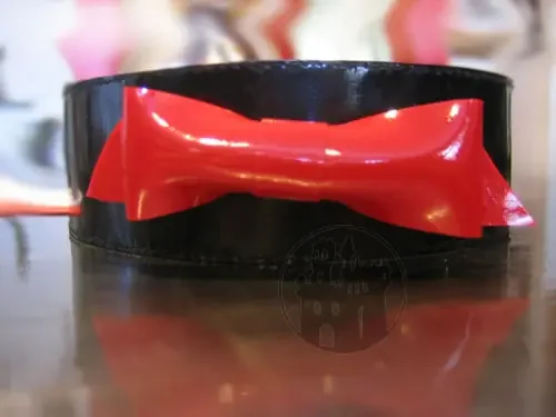 MACINGER – Latex Halsband mit Schleifchen