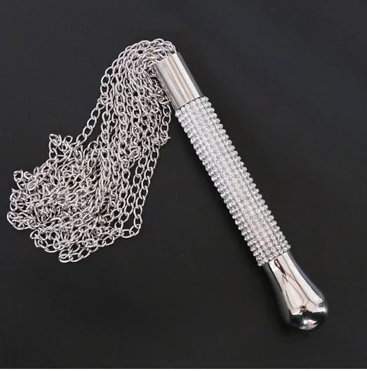 Metallpeitsche mit Ketten
