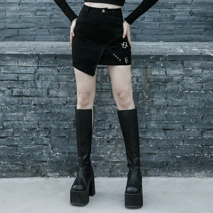 Minirock mit asymmetrischem Frontsaum und dekorativem Buckle-Strap