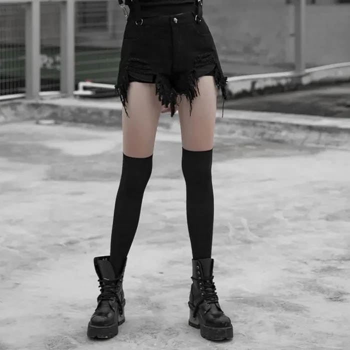 Nu-Goth Shorts mit abnehmbaren Trägern