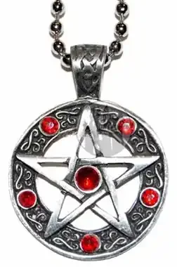 Pentagramm mit roten Steinen
