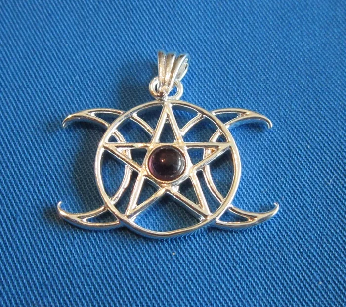 Pentagrammanhänger mit dreifachem Mond