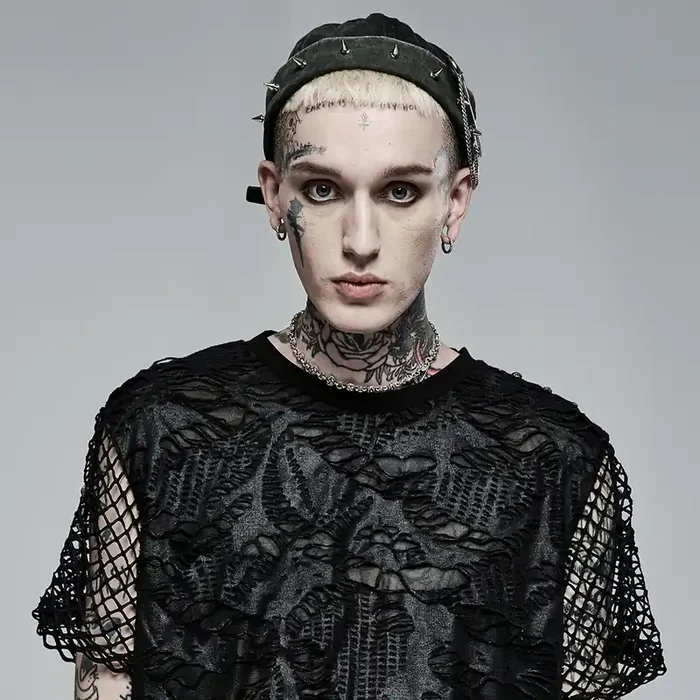 Punk Streetwear-Hut mit markanten Spikes